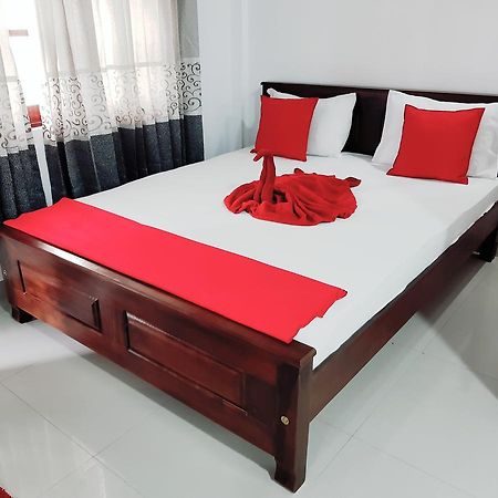 Oasis Beach Hotel Негомбо Екстер'єр фото