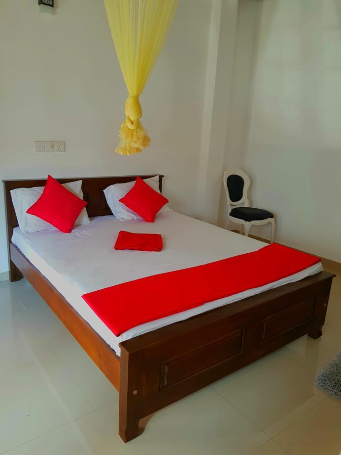 Oasis Beach Hotel Негомбо Екстер'єр фото