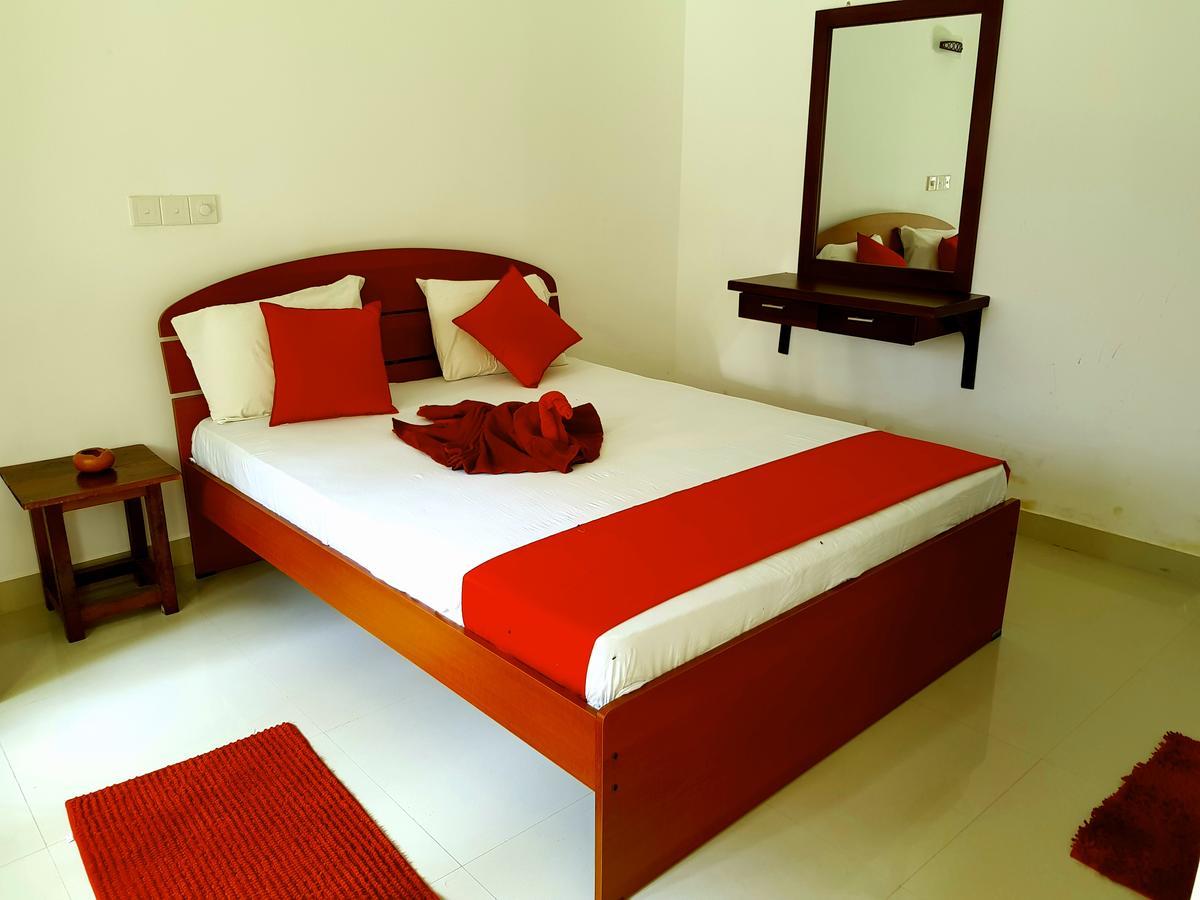Oasis Beach Hotel Негомбо Екстер'єр фото